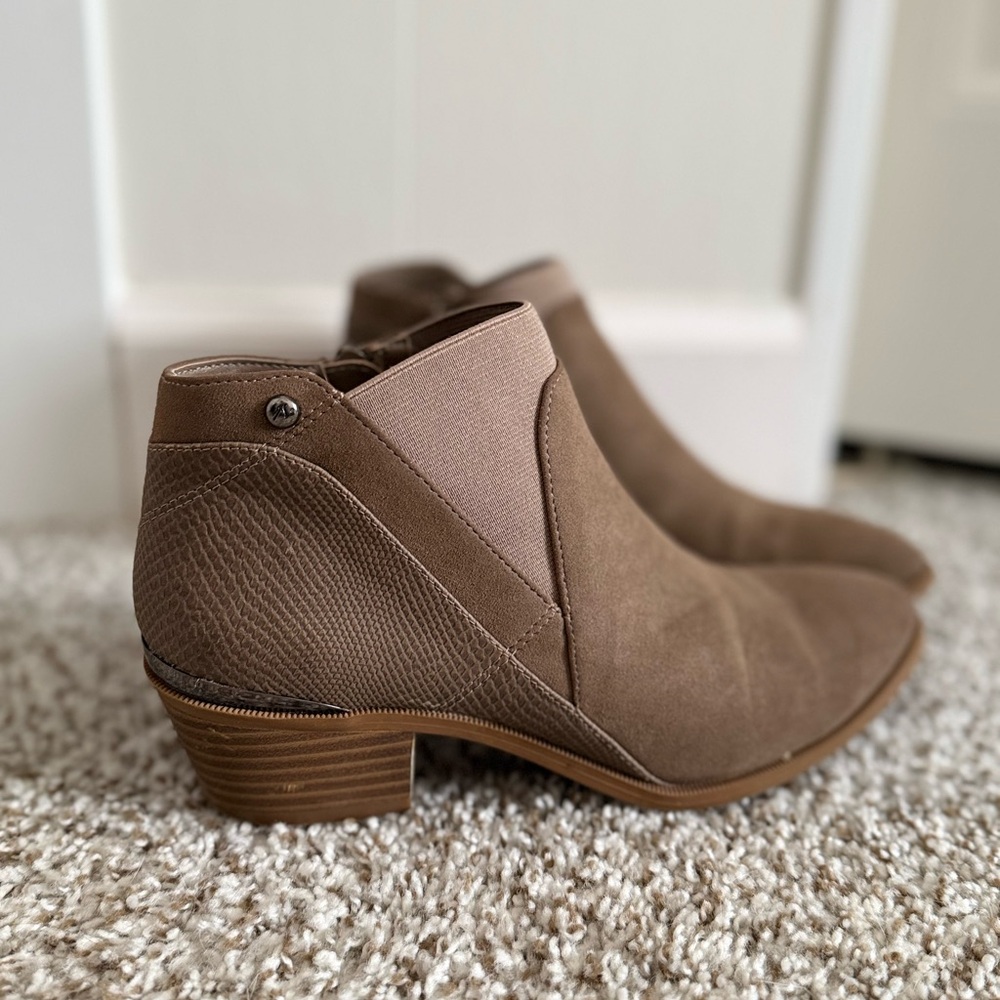 Simply Vera Vera Wang Taupe Ankle Booties